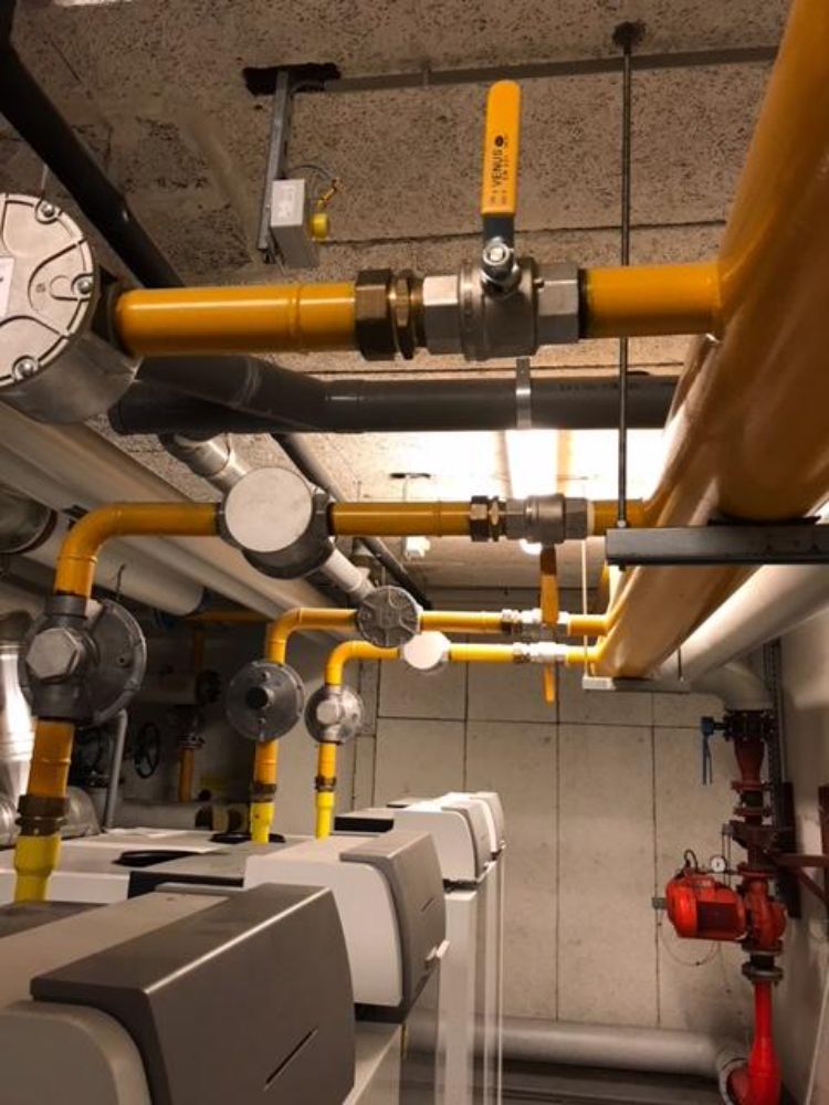 DETECTION GAZ D'UNE CHAUFFERIE EN REGION PARISIENNE. On retrouve ici une installation comprenant une centrale SE 194K et des sondes SE 192KM protégeant les chaudières et la ventilation haute.