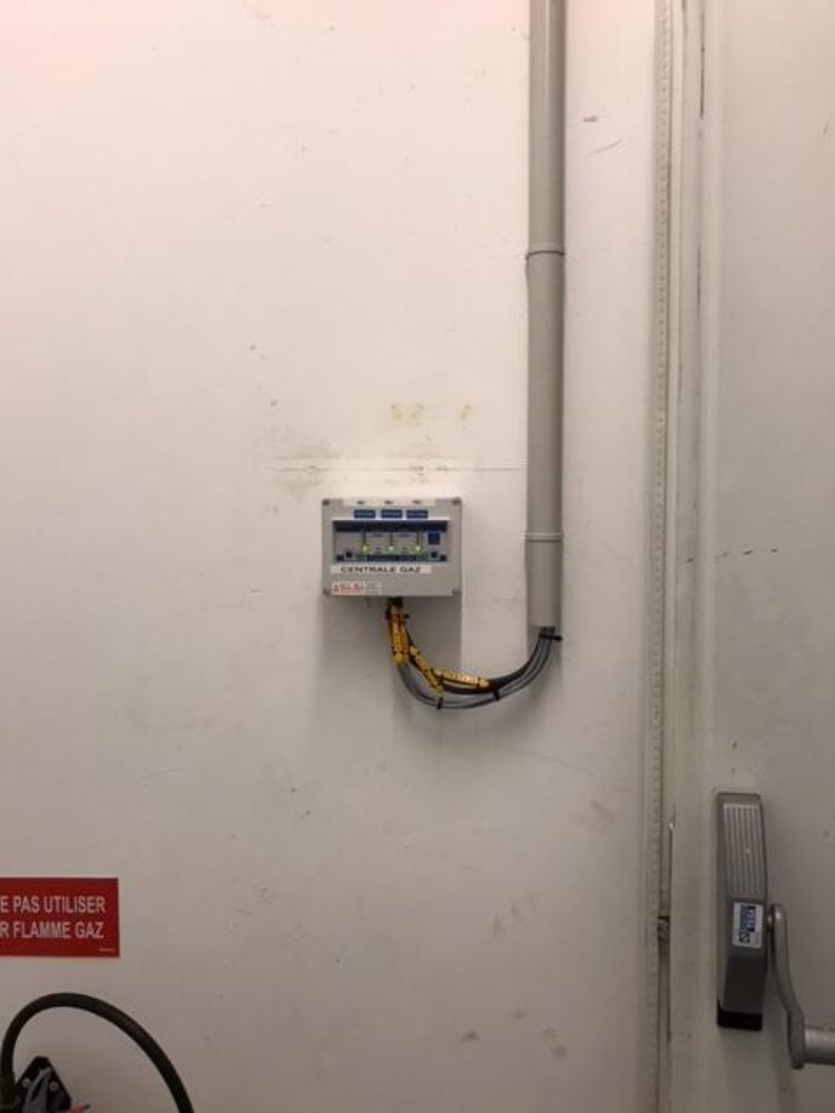 DETECTION GAZ D'UNE CHAUFFERIE EN REGION PARISIENNE. On retrouve ici une installation comprenant une centrale SE 194K et des sondes SE 192KM protégeant les chaudières et la ventilation haute.