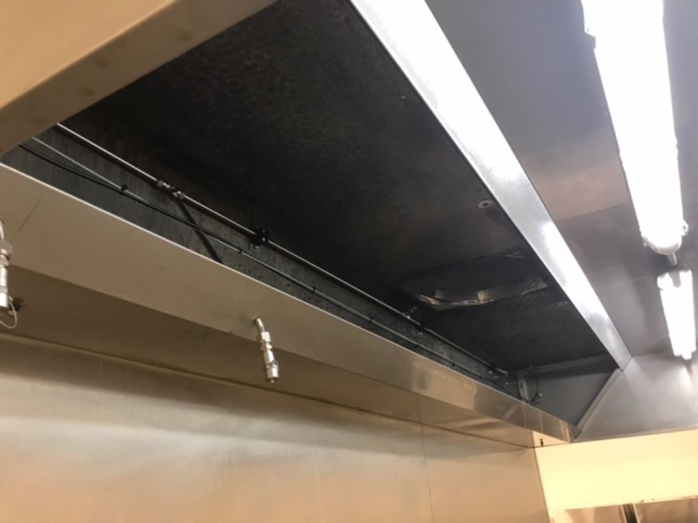 On retrouve ici une installation d'un système d'extinction automatique TRACEFLAM, pour la protection des friteuses et de la hotte aspirante.