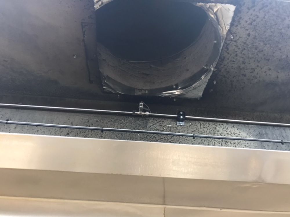 On retrouve ici une installation d'un système d'extinction automatique TRACEFLAM, pour la protection des friteuses et de la hotte aspirante.