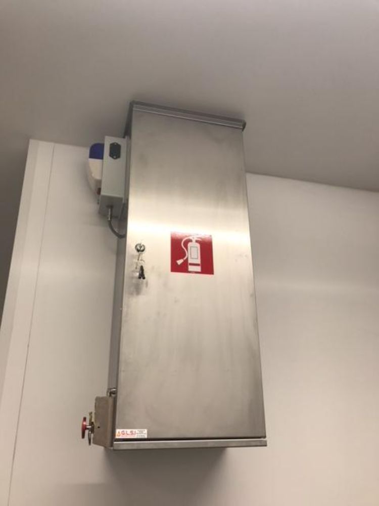 On retrouve ici une installation d'un système d'extinction automatique TRACEFLAM, pour la protection des friteuses et de la hotte aspirante.