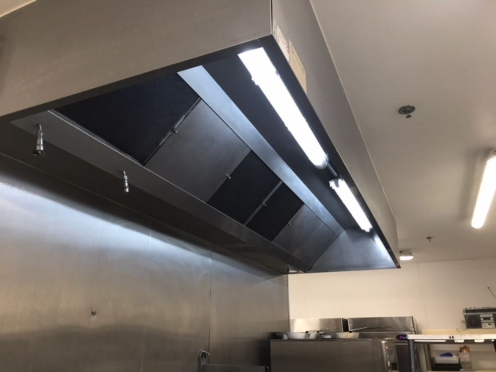 On retrouve ici une installation d'un système d'extinction automatique TRACEFLAM, pour la protection des friteuses et de la hotte aspirante.