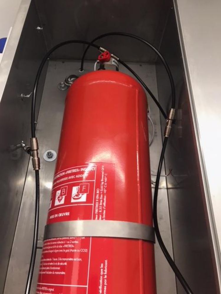 On retrouve ici une installation d'un système d'extinction automatique TRACEFLAM, pour la protection des friteuses et de la hotte aspirante.