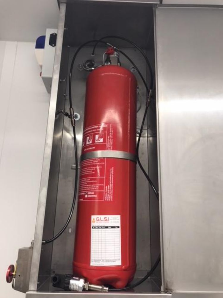 On retrouve ici une installation d'un système d'extinction automatique TRACEFLAM, pour la protection des friteuses et de la hotte aspirante.