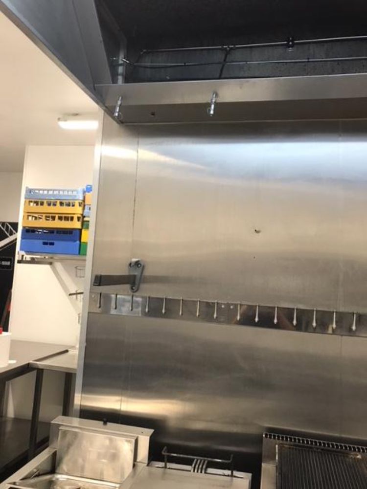 On retrouve ici une installation d'un système d'extinction automatique TRACEFLAM, pour la protection des friteuses et de la hotte aspirante.