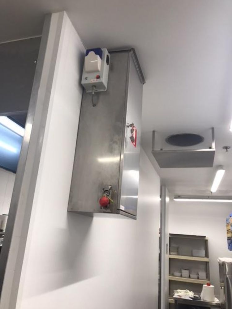 On retrouve ici une installation d'un système d'extinction automatique TRACEFLAM, pour la protection des friteuses et de la hotte aspirante.