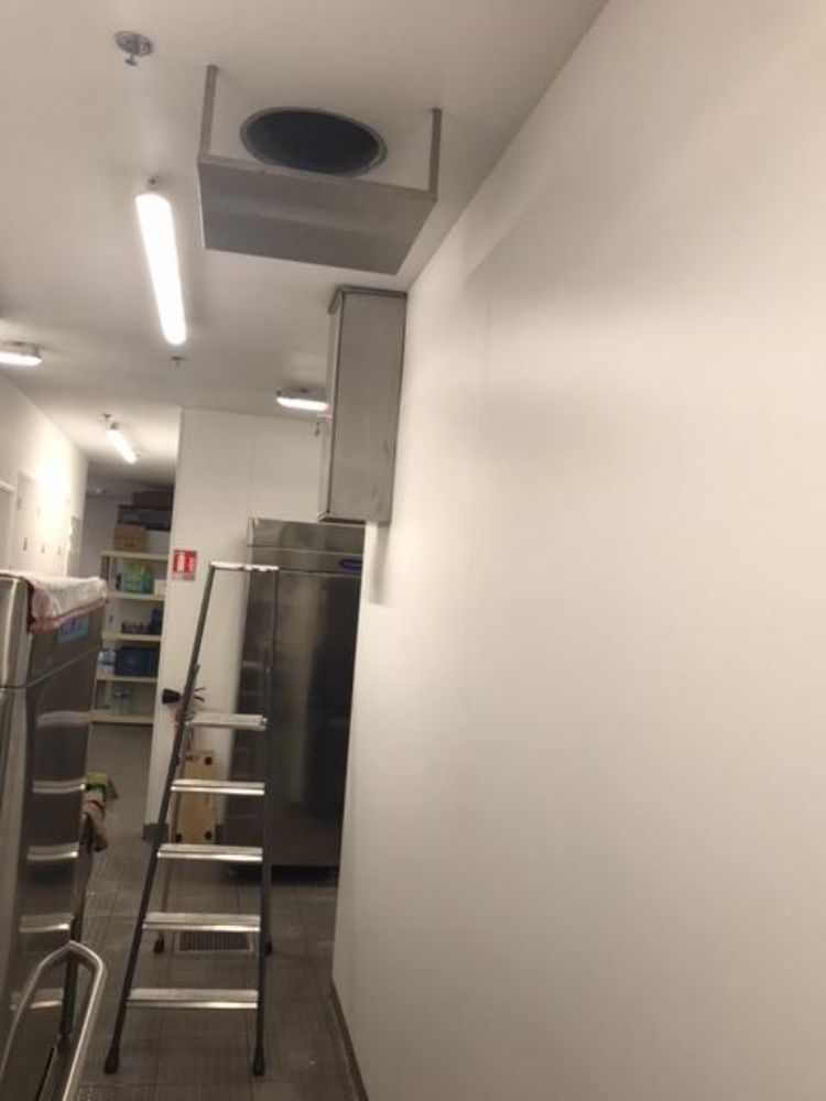 On retrouve ici une installation d'un système d'extinction automatique TRACEFLAM, pour la protection des friteuses et de la hotte aspirante.