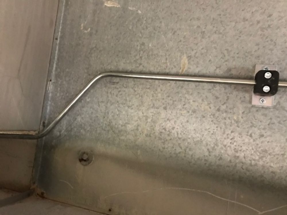 On retrouve ici une installation d'un système d'extinction automatique TRACEFLAM, pour la protection des friteuses et de la hotte aspirante.
