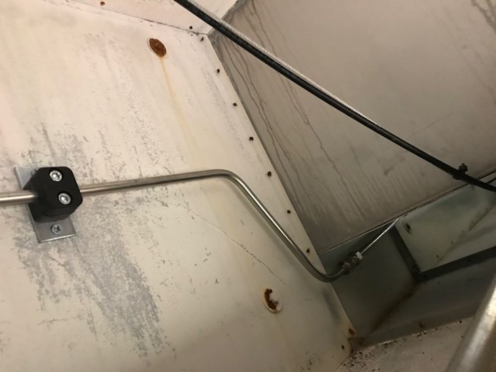 On retrouve ici une installation d'un système d'extinction automatique TRACEFLAM, pour la protection des friteuses et de la hotte aspirante.
