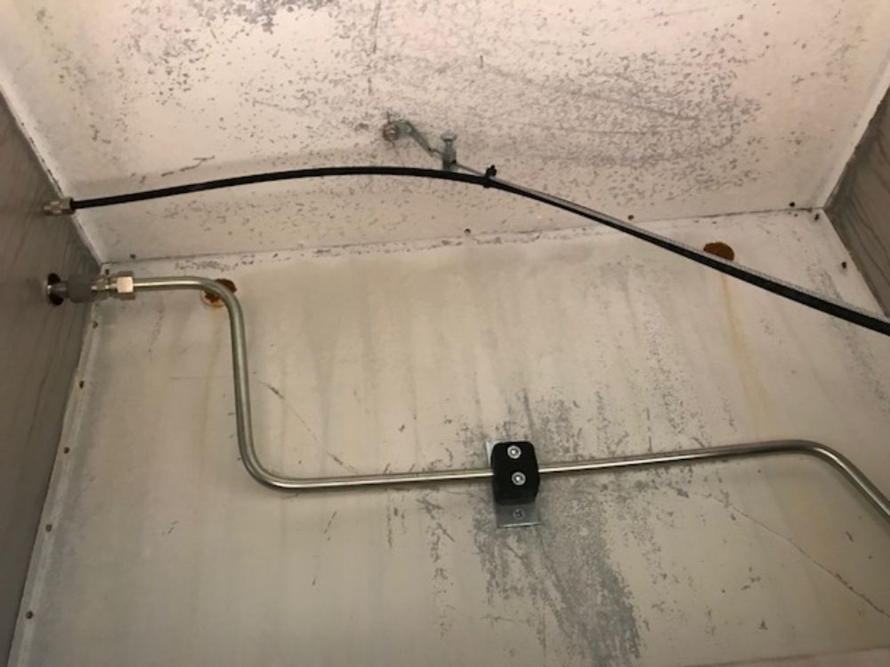 On retrouve ici une installation d'un système d'extinction automatique TRACEFLAM, pour la protection des friteuses et de la hotte aspirante.