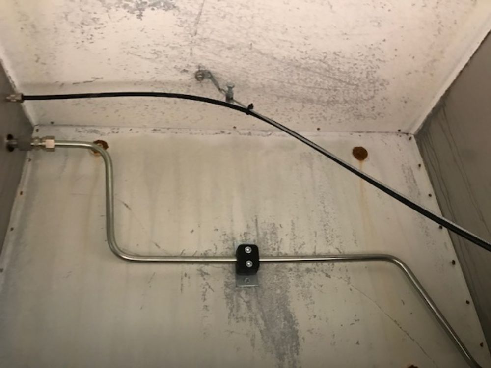 On retrouve ici une installation d'un système d'extinction automatique TRACEFLAM, pour la protection des friteuses et de la hotte aspirante.