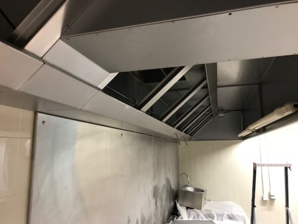 On retrouve ici une installation d'un système d'extinction automatique TRACEFLAM, pour la protection des friteuses et de la hotte aspirante.