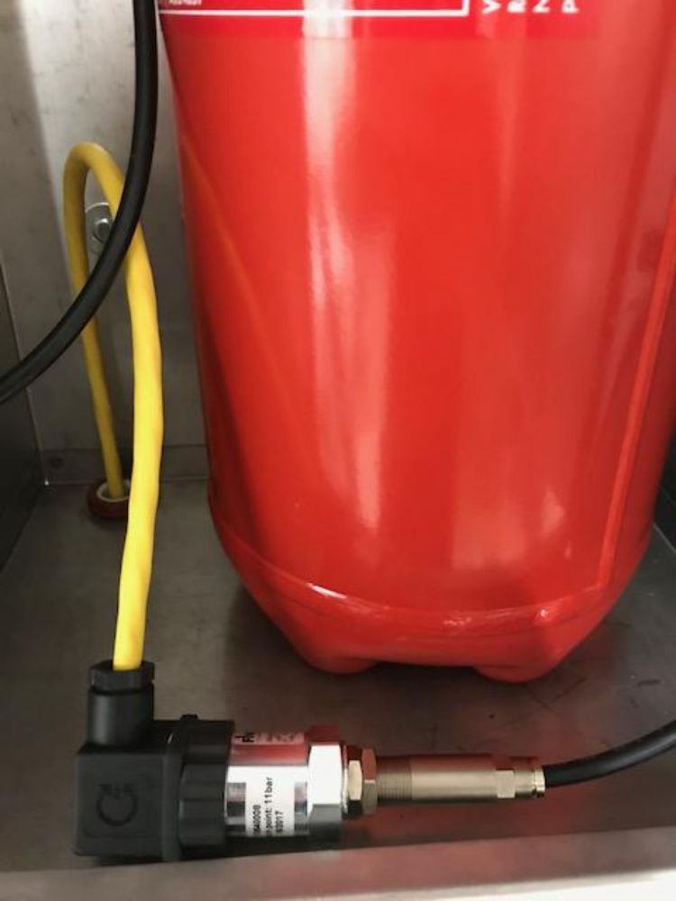 On retrouve ici une installation d'un système d'extinction automatique TRACEFLAM, pour la protection des friteuses et de la hotte aspirante.