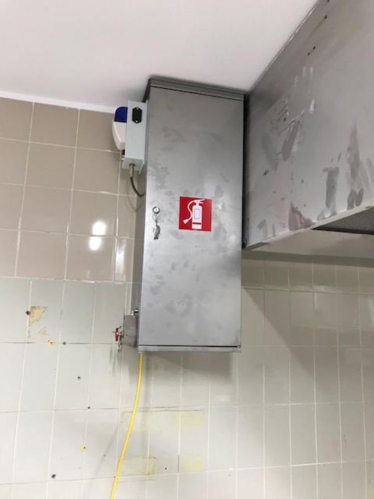 On retrouve ici une installation d'un système d'extinction automatique TRACEFLAM, pour la protection des friteuses et de la hotte aspirante.