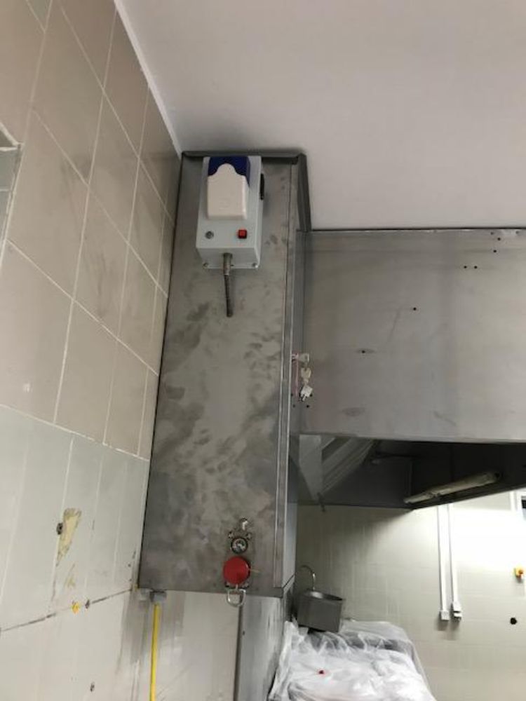 On retrouve ici une installation d'un système d'extinction automatique TRACEFLAM, pour la protection des friteuses et de la hotte aspirante.