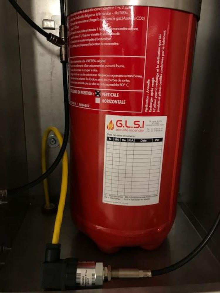 On retrouve ici une installation d'un système d'extinction automatique TRACEFLAM, pour la protection des friteuses et de la hotte aspirante.