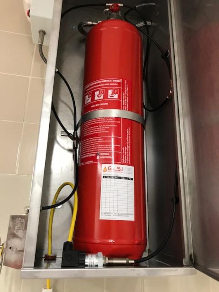 On retrouve ici une installation d'un système d'extinction automatique TRACEFLAM, pour la protection des friteuses et de la hotte aspirante.