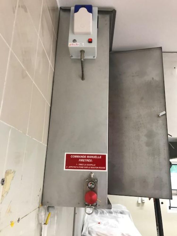 On retrouve ici une installation d'un système d'extinction automatique TRACEFLAM, pour la protection des friteuses et de la hotte aspirante.