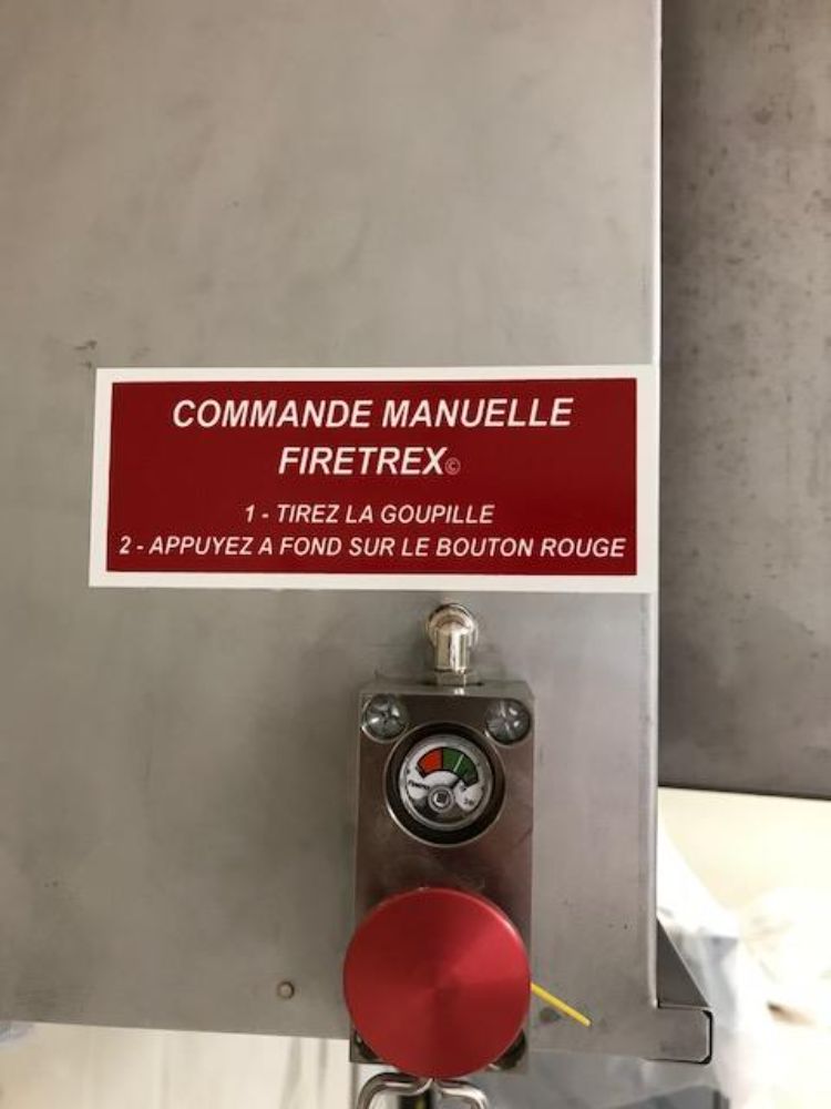 On retrouve ici une installation d'un système d'extinction automatique TRACEFLAM, pour la protection des friteuses et de la hotte aspirante.