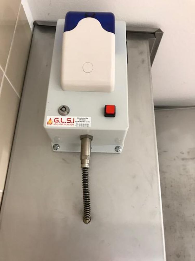 On retrouve ici une installation d'un système d'extinction automatique TRACEFLAM, pour la protection des friteuses et de la hotte aspirante.