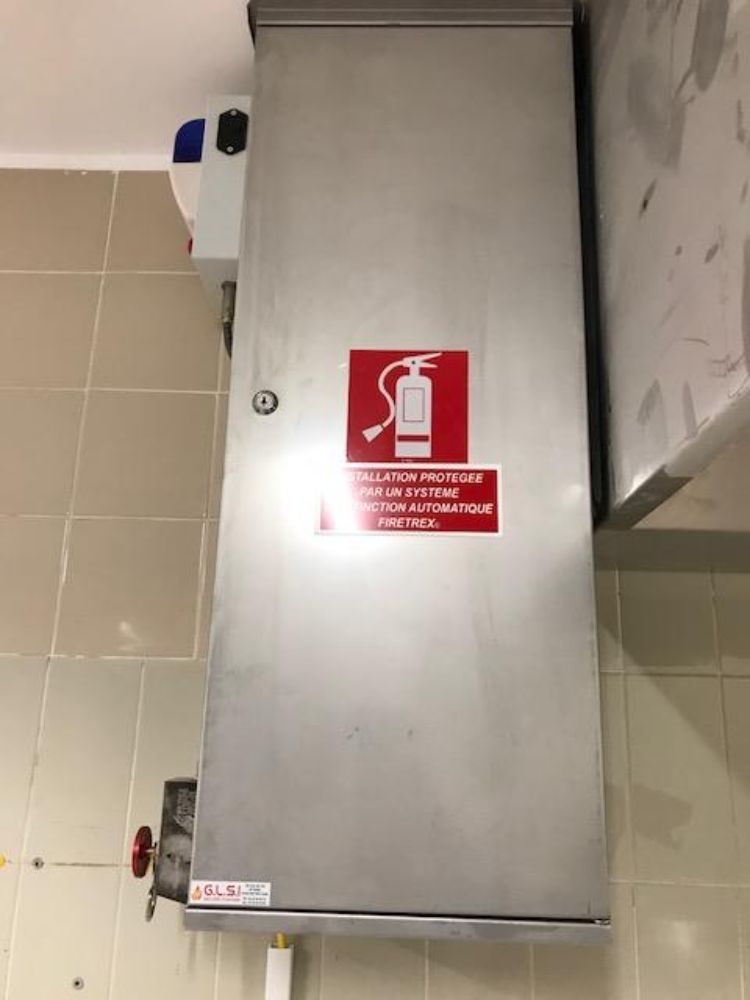 On retrouve ici une installation d'un système d'extinction automatique TRACEFLAM, pour la protection des friteuses et de la hotte aspirante.