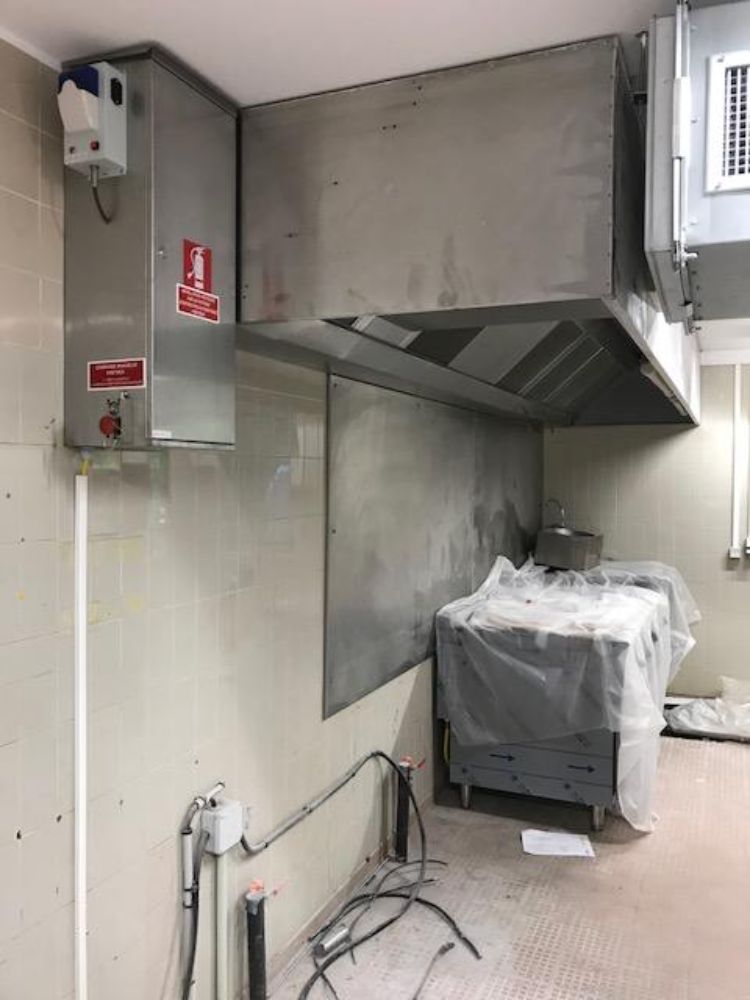 On retrouve ici une installation d'un système d'extinction automatique TRACEFLAM, pour la protection des friteuses et de la hotte aspirante.